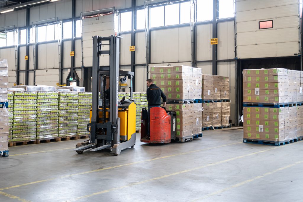Vos-Transport-warehouse-medewerkers
