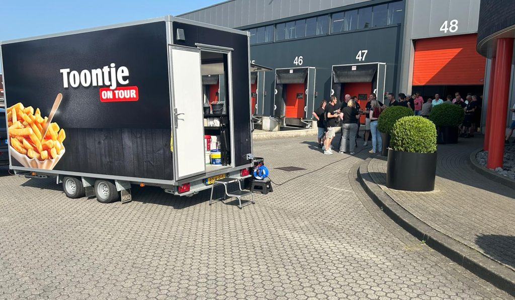 De frietkar voor de deur bij Vos Transport