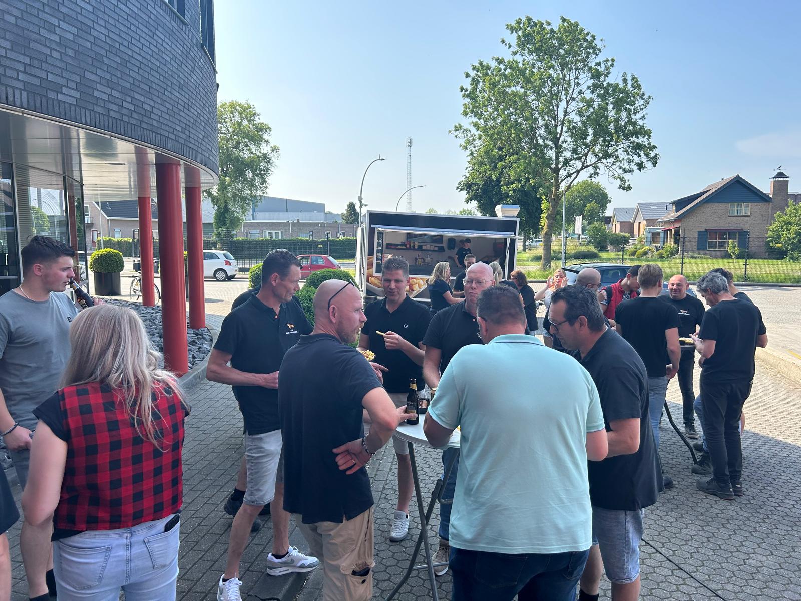 Zomerse traditie voortgezet: frietkar op bezoek bij Vos Transport Zaltbommel