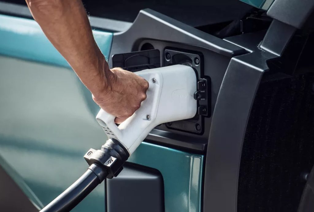 Close-up van het aansluiten van de laadstekker op de elektrische Volvo FH.