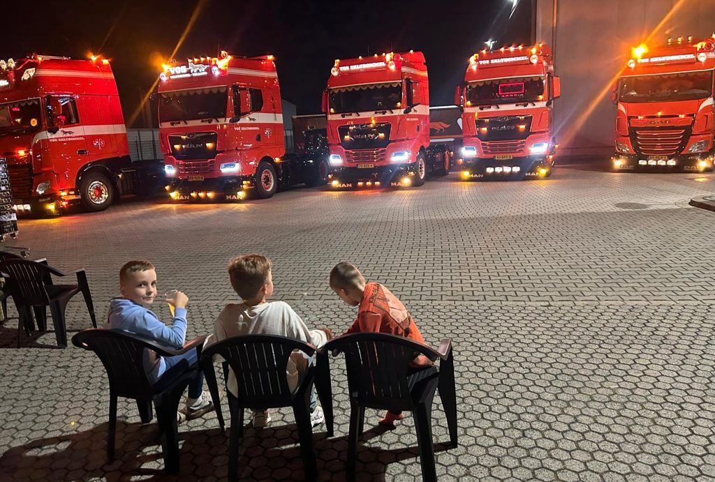 Toekomstige chauffeurs bewonderen de Vos Trucks