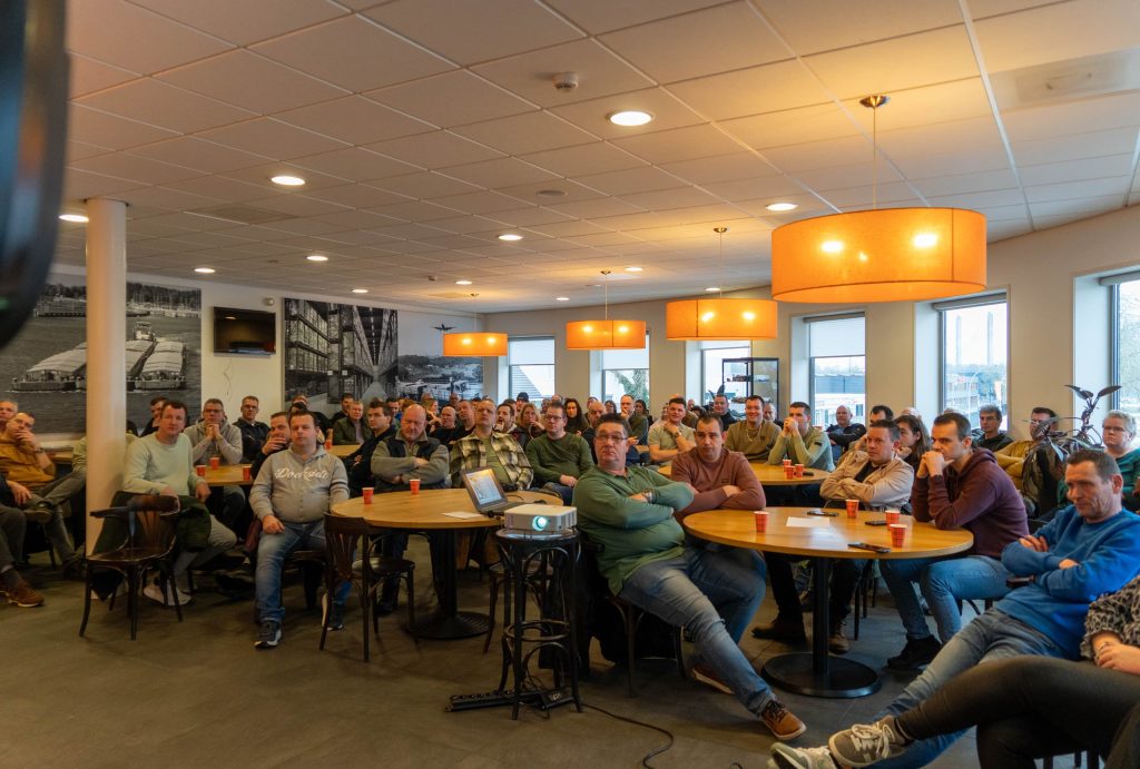 Er wordt aandachtig geluisterd in de volle zaal