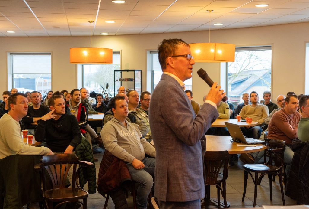 Volle zaal wordt toegesproken