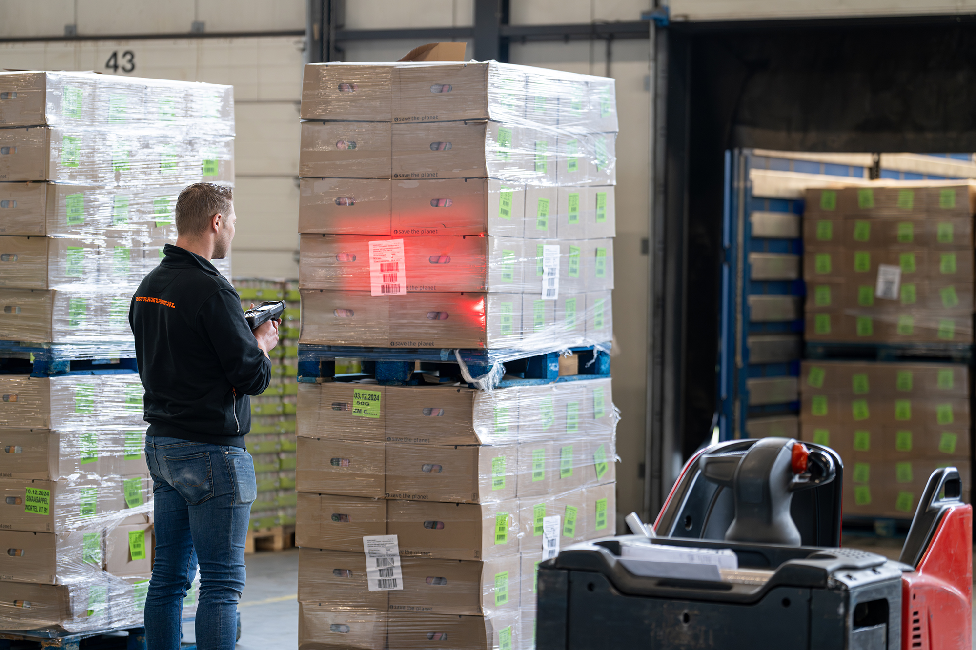 Warehouse-Vos-Transport-EPT-chauffeur01