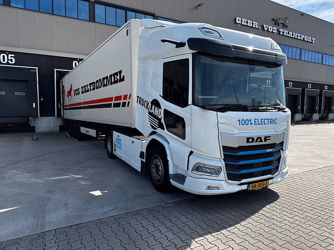 Elektrische DAF truck gekoppeld aan trailer voor het warehouse van Vos Transport