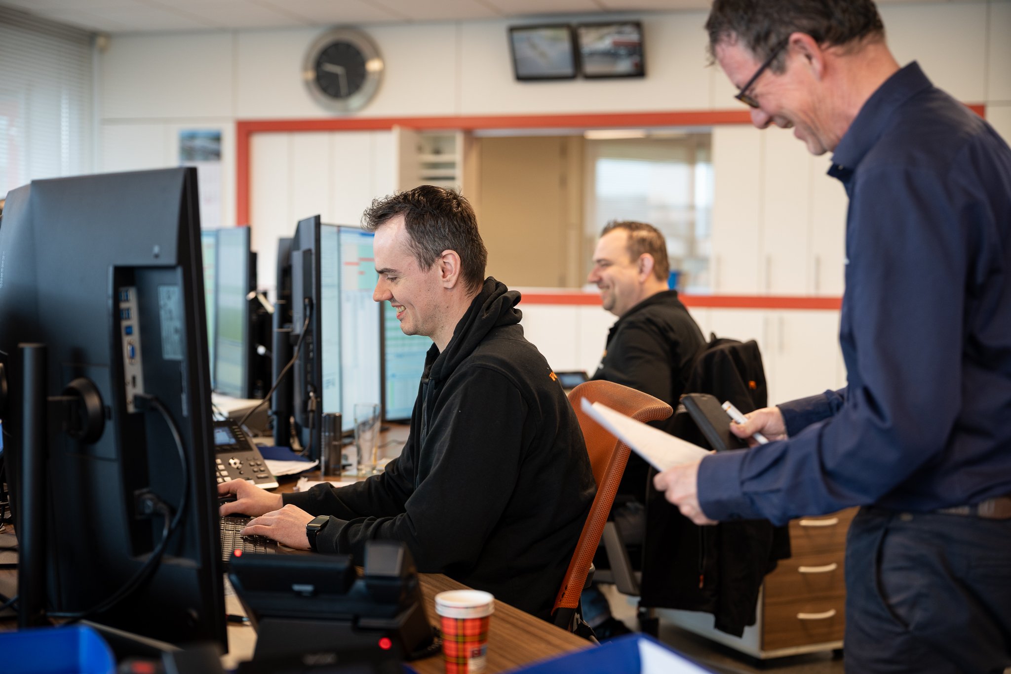 Vos Transport medewerker telefonisch in overleg op het kantoor in Zaltbommel