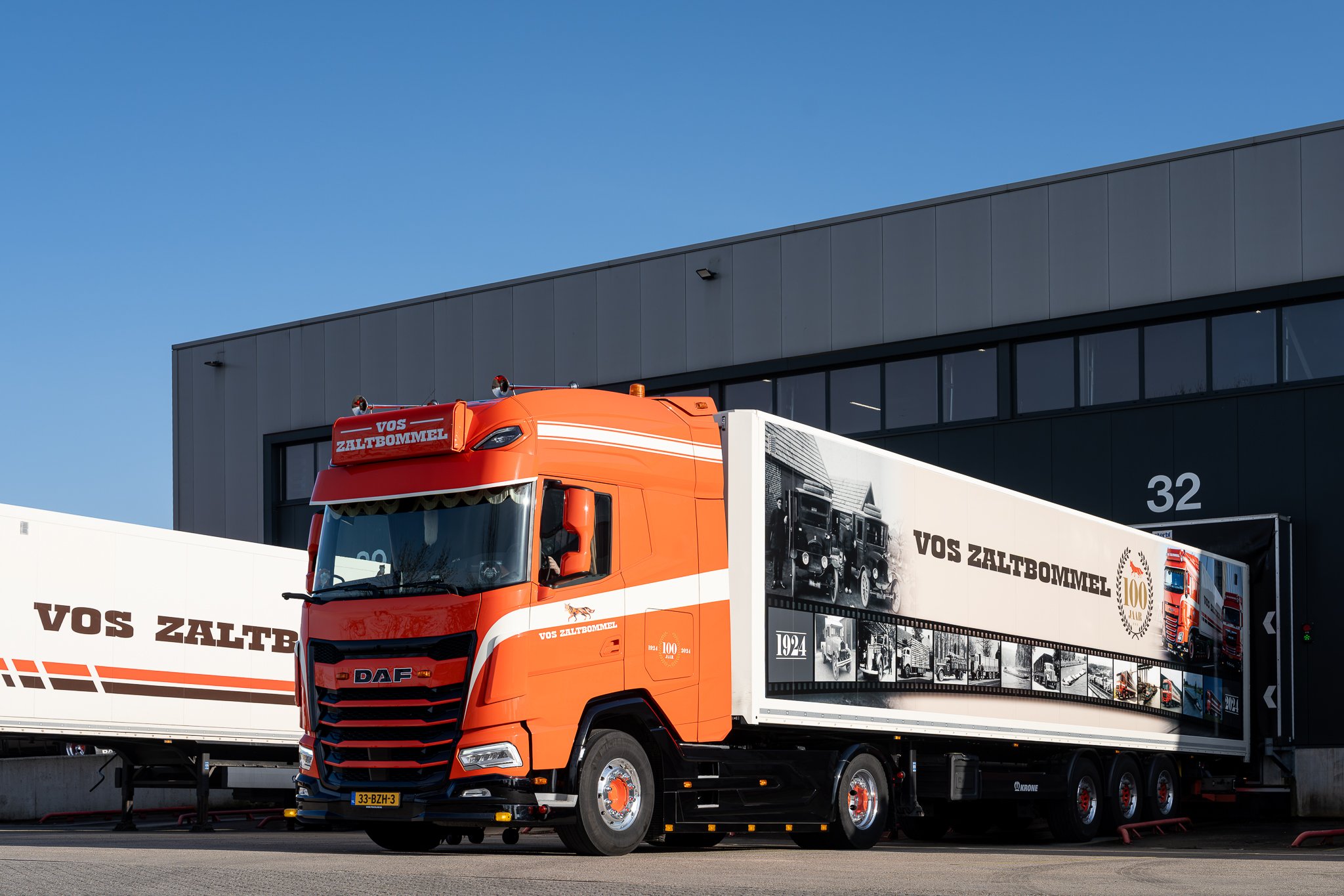Vrachtwagen van Vos Zaltbommel met speciale 100-jaar jubileum oplegger
