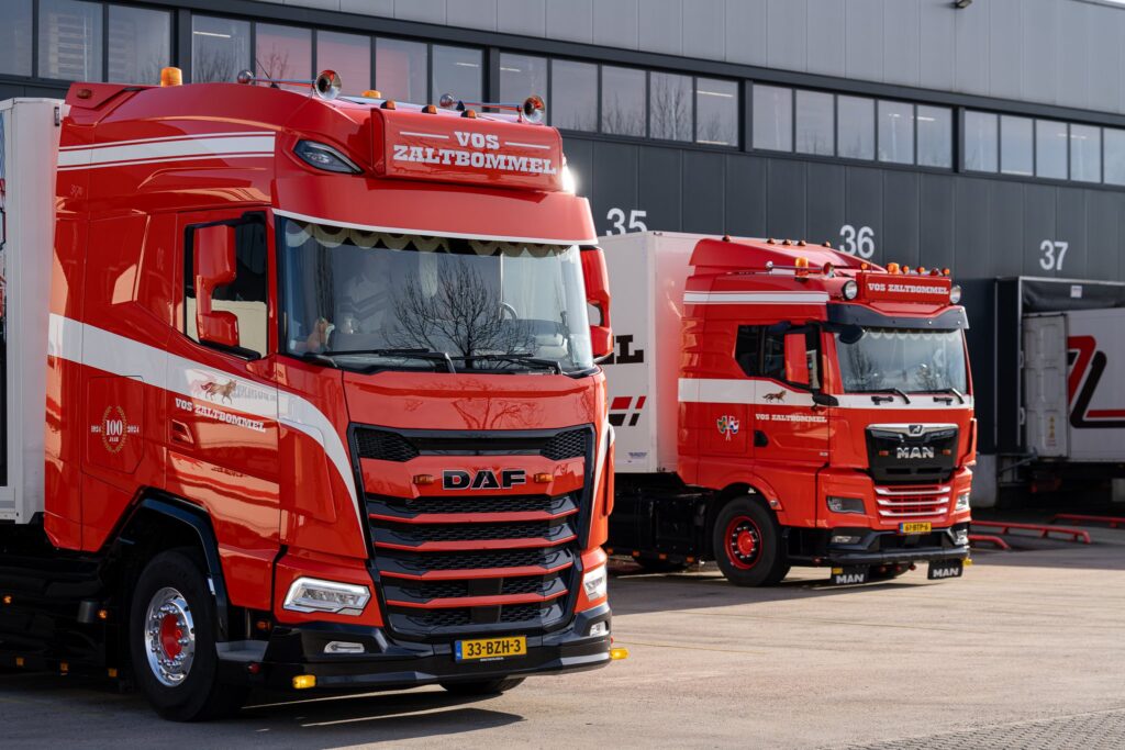 Twee Vos Zaltbommel vrachtwagens geparkeerd bij het distributiecentrum
