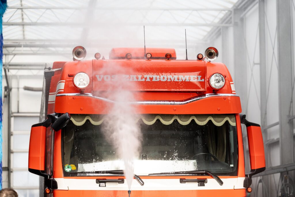 Vos Zaltbommel vrachtwagen in de stoomreiniger