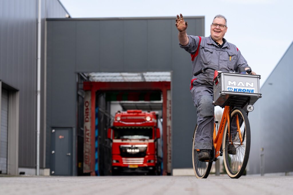 Monteur in de Vos Transport werkplaats in Zaltbommel
