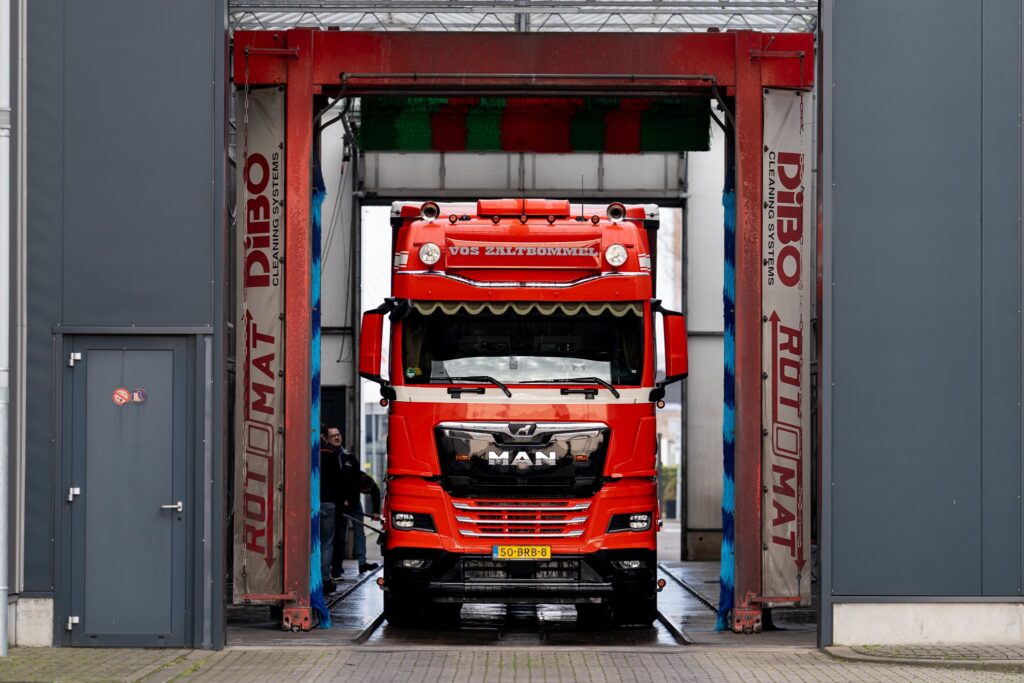 Vos Zaltbommel vrachtwagen in de automatische truckwas
