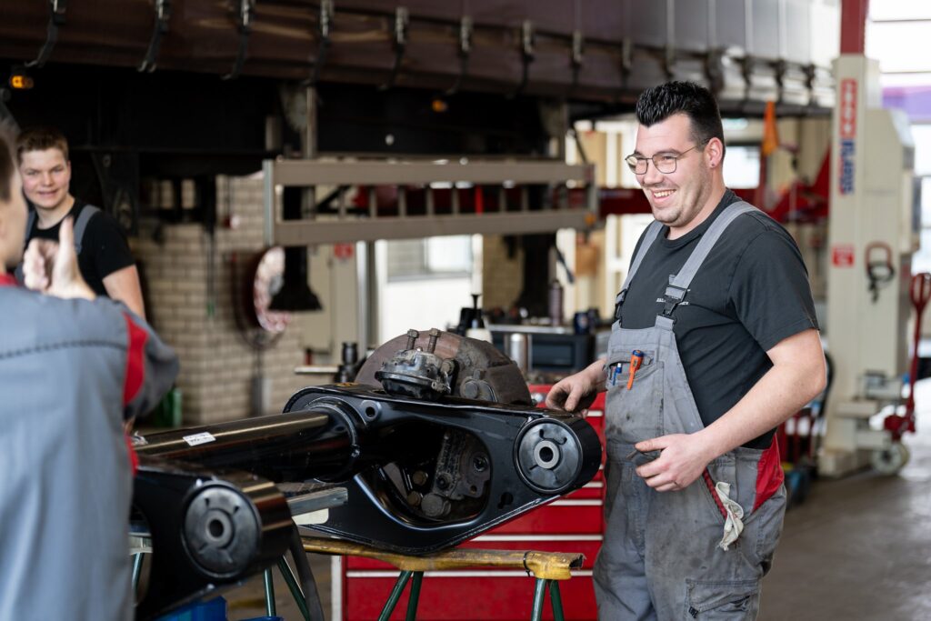Twee monteurs in de werkplaats van Vos Transport