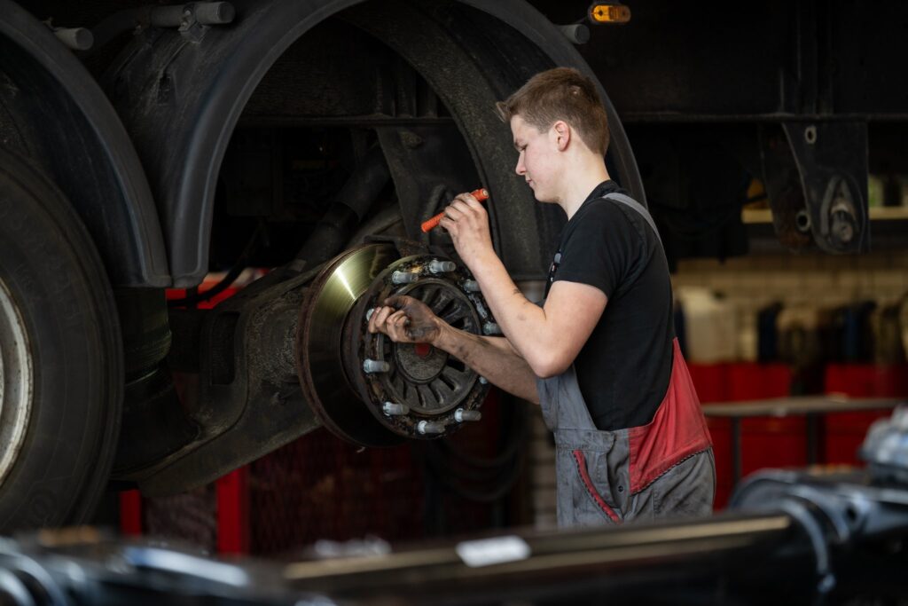 Vos Transport monteur werkt aan de remmen van een vrachtwagen