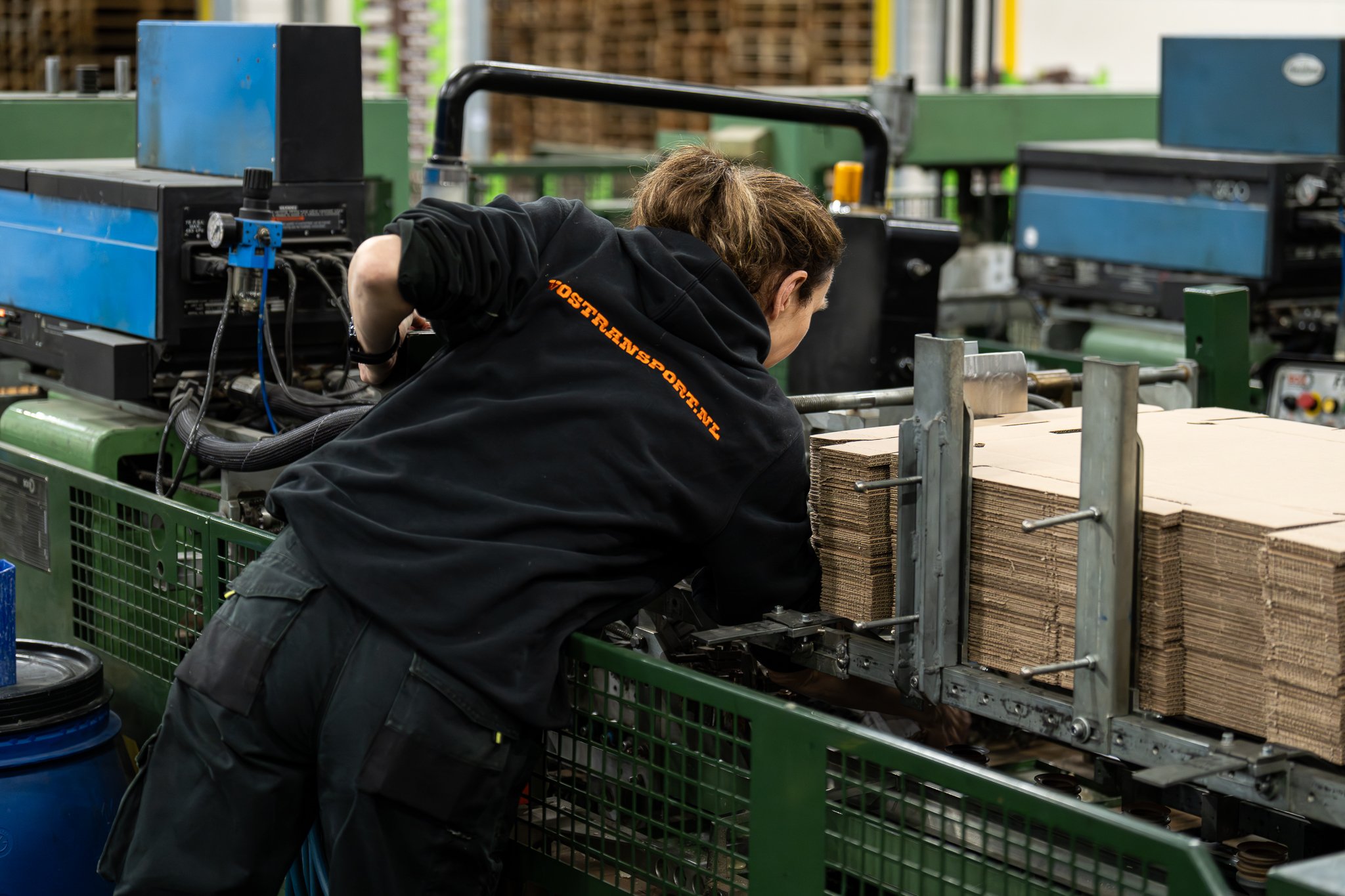 Medewerker bedient verpakkingsmachine in de Vos Transport assemblagehal