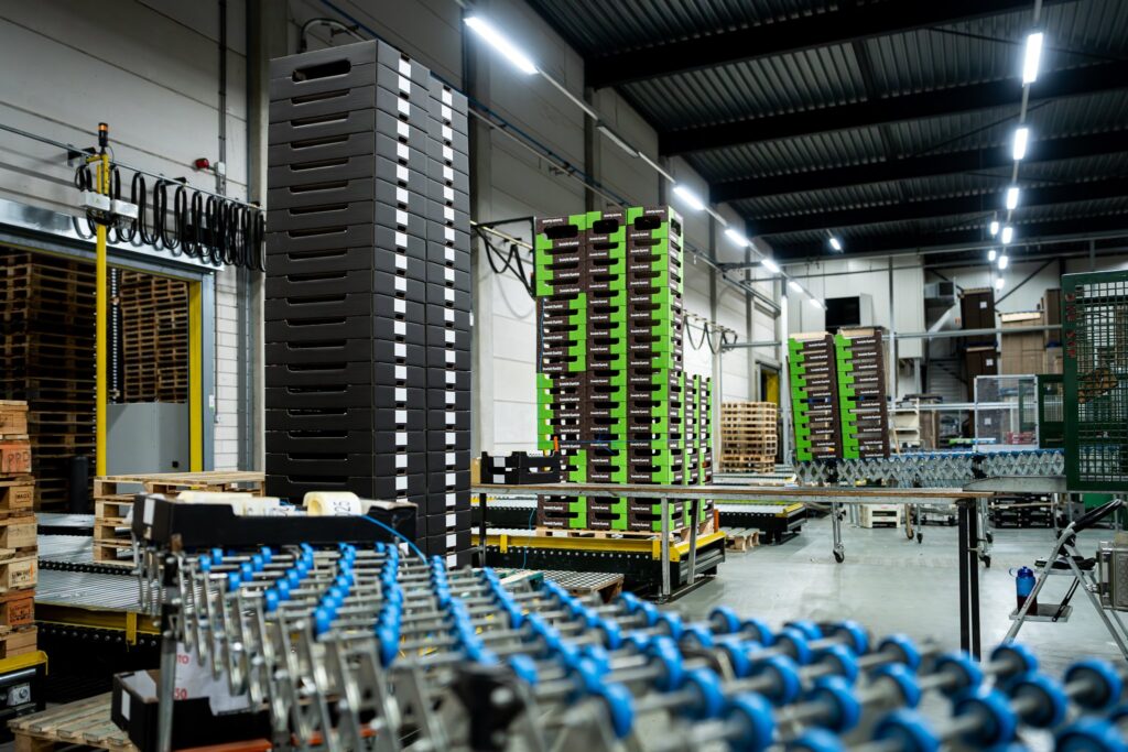 Interieur van het Vos Transport warehouse met transportband en kratten