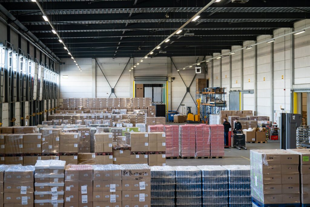 Overzicht van het Vos Transport distributiecentrum met laaddocks