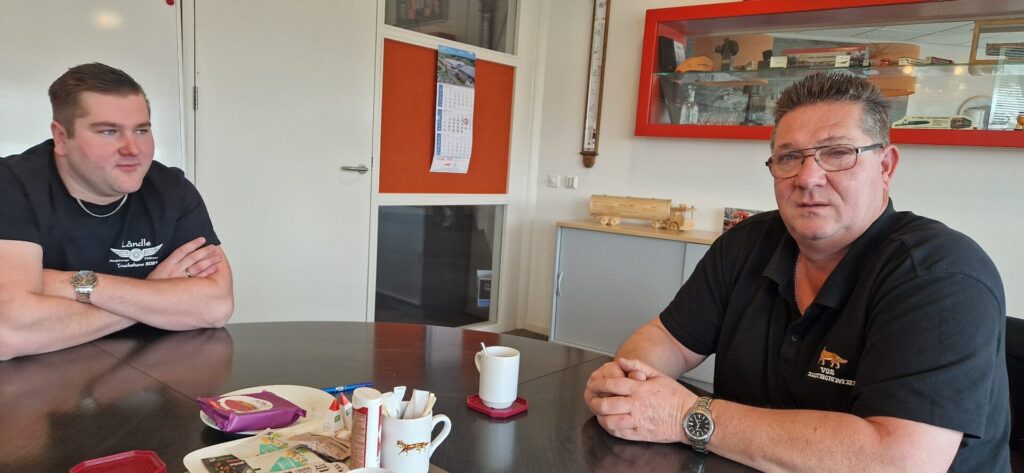 Chauffeurs Gijsbert en zijn zoon Rick aan tafel 