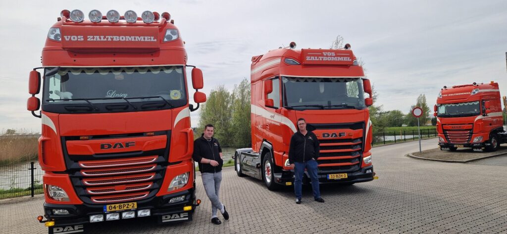 Chauffeurs Gijsbert en Rick voor hun netjes glimmende DAF trucks.