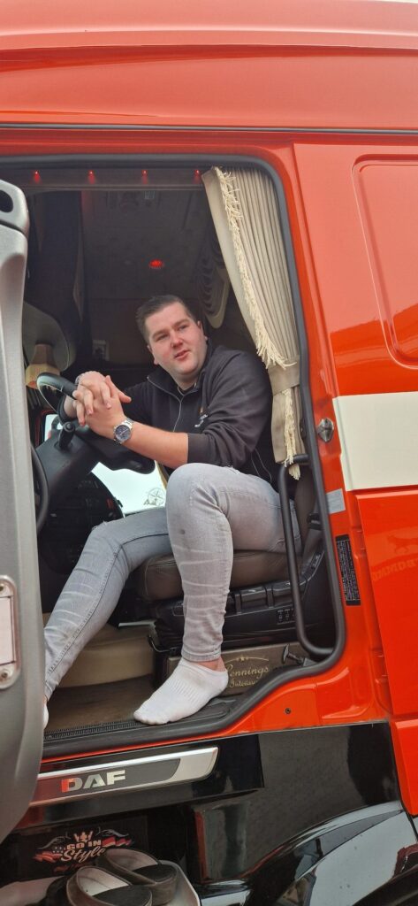 Een trotse Rick in zijn vertrouwde DAF truck. 