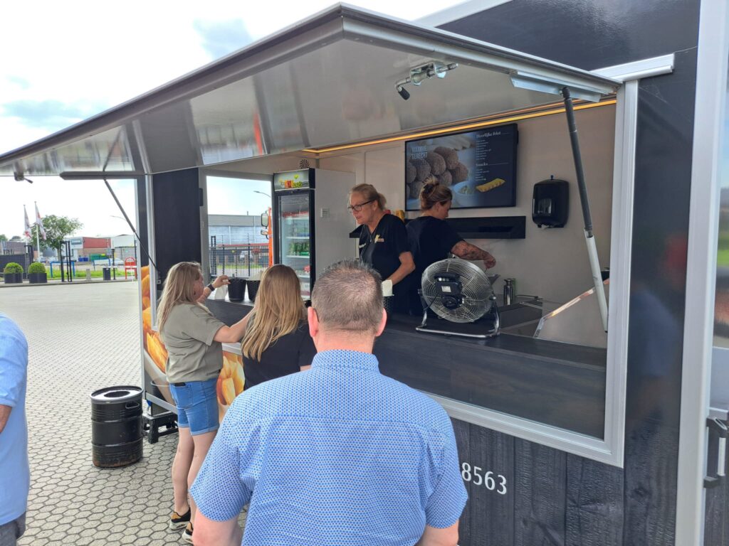 Frietkar trakteert collega's Vos Transport op zomerse verrassing04