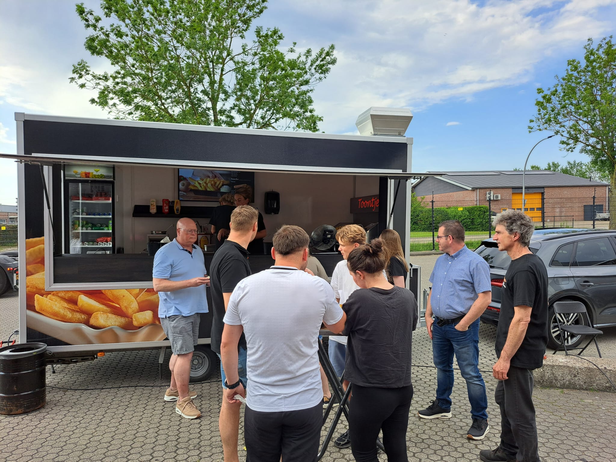 Frietkar trakteert collega’s op zomerse verrassing