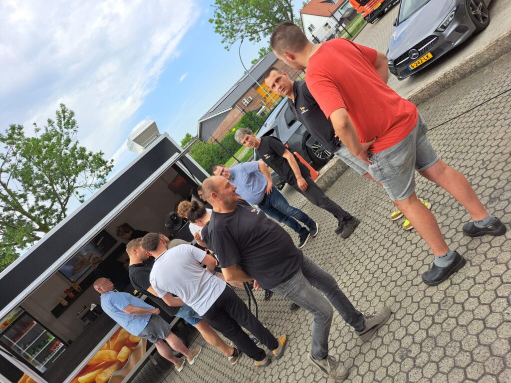 Frietkar trakteert collega's Vos Transport op zomerse verrassing06