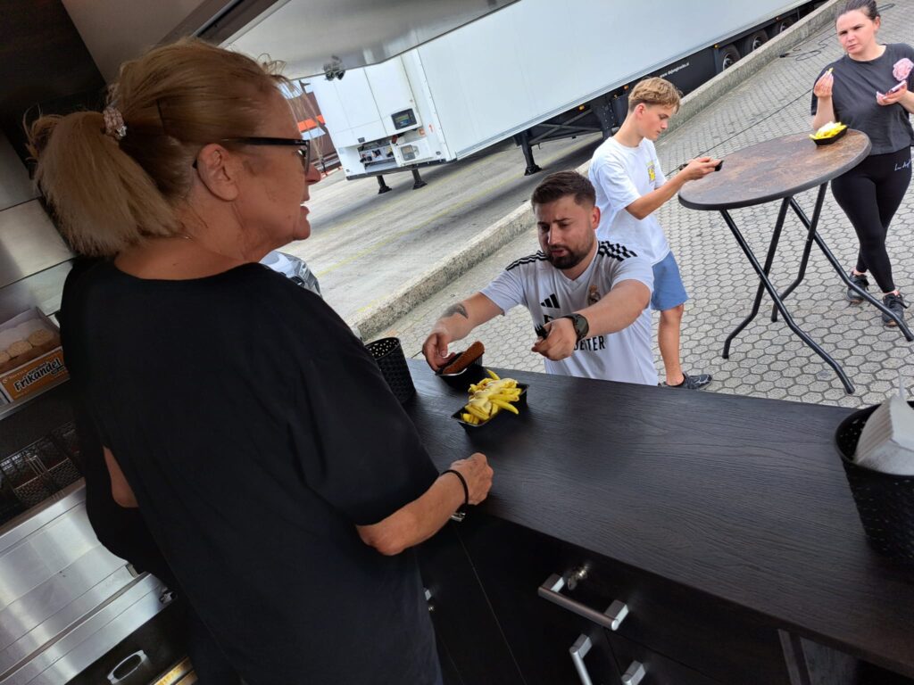 Frietkar trakteert collega's Vos Transport op zomerse verrassing08