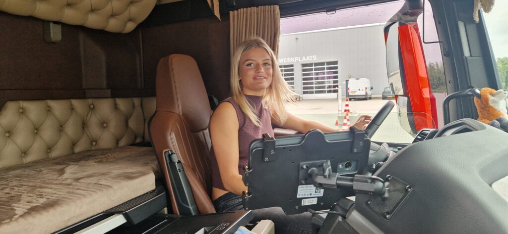 Celine Groeneveld de eerste chauffeur bij Vos Transport Zaltbommel